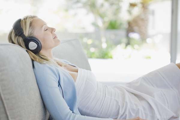 صاف سطح پر رکھے ہیڈفون اور آرام دہ موسیقی سننے کا پرسکون منظر